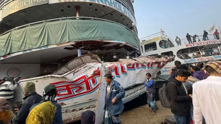 চাঁদপুরে দুই লঞ্চের মুখোমুখি সংঘর্ষ